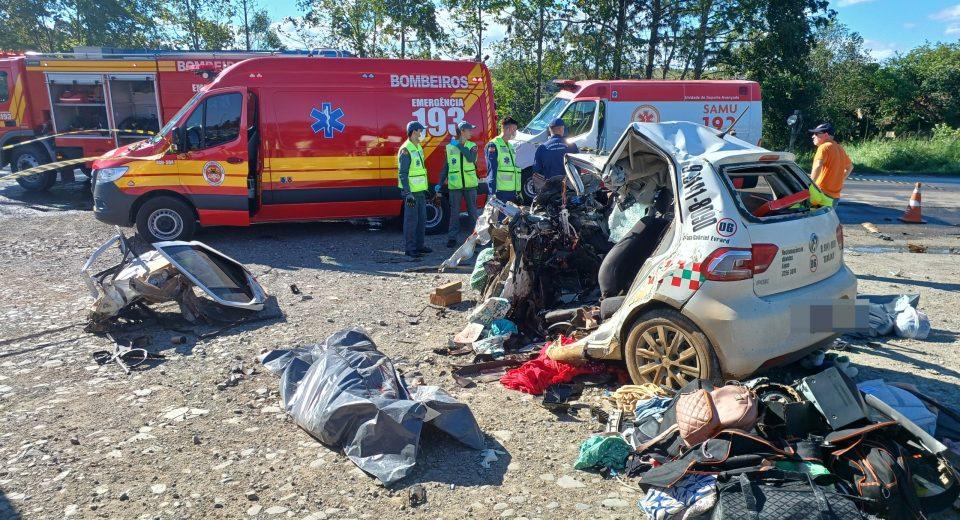 Taxista de  Fraiburgo e  passageira morrem após colisão contra carreta no Vale do Itajaí
