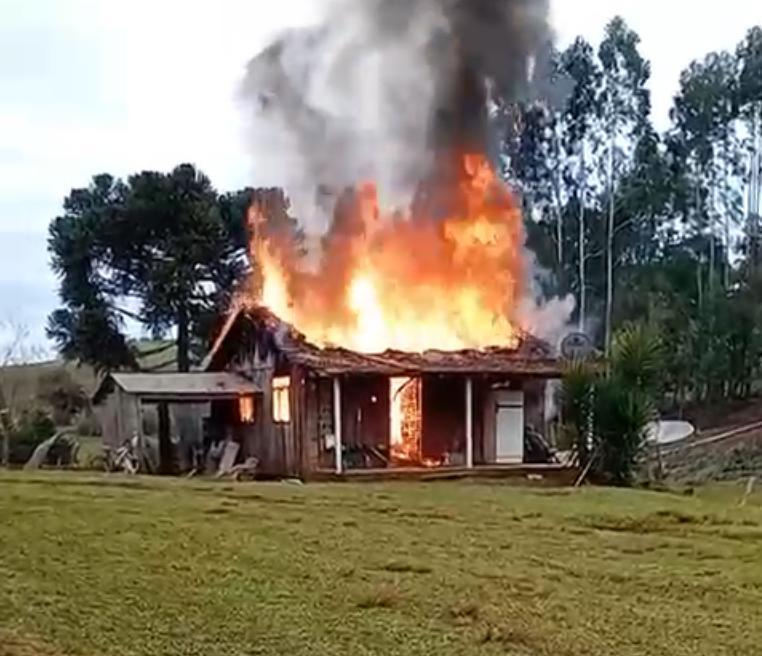 Incêndio Destrói Residência de Idoso em Lebon Régis