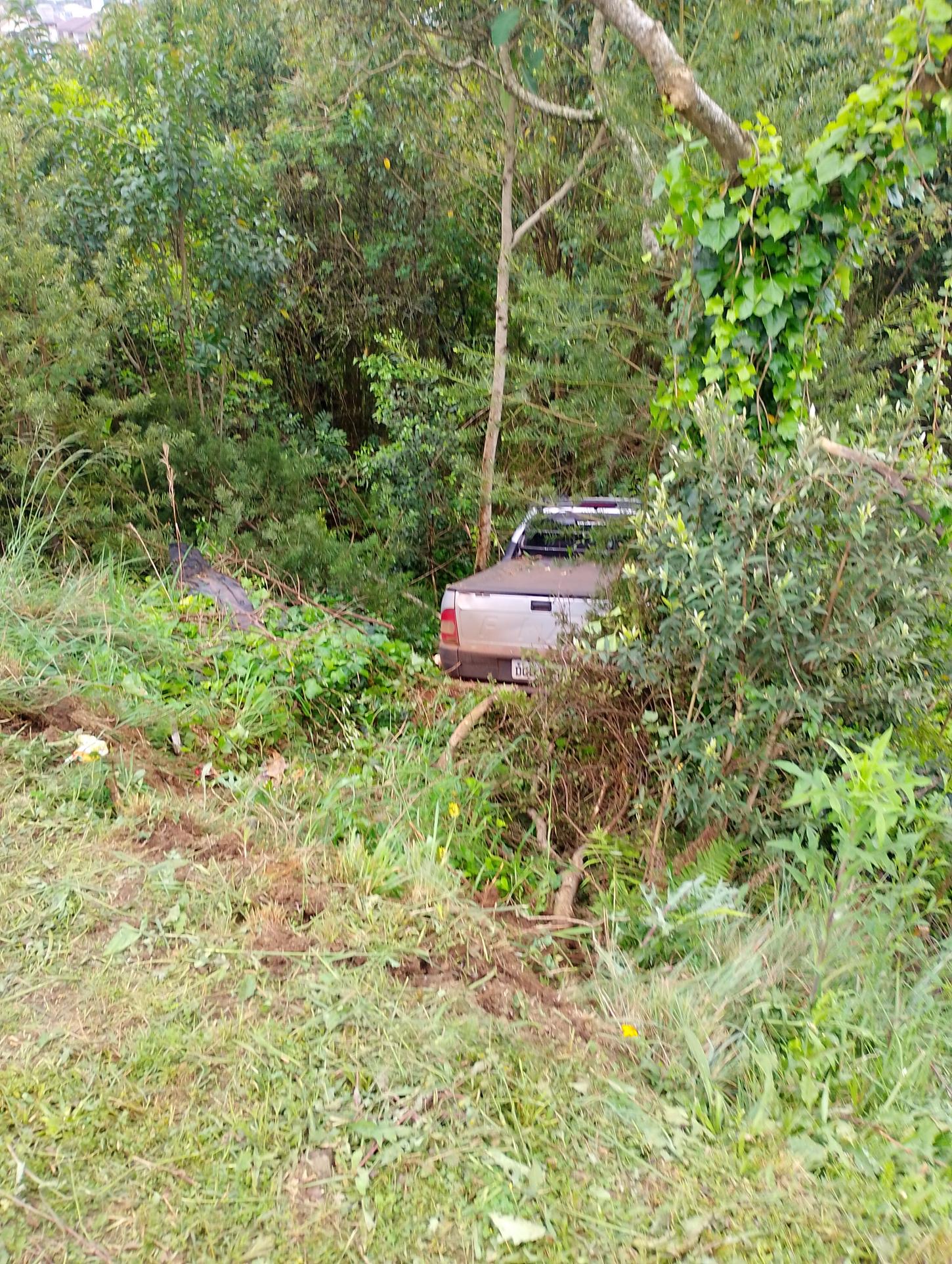 Caminhonete desce desgovernada e cai em ribanceira em posto de combustível em Lebon Régis (SC)