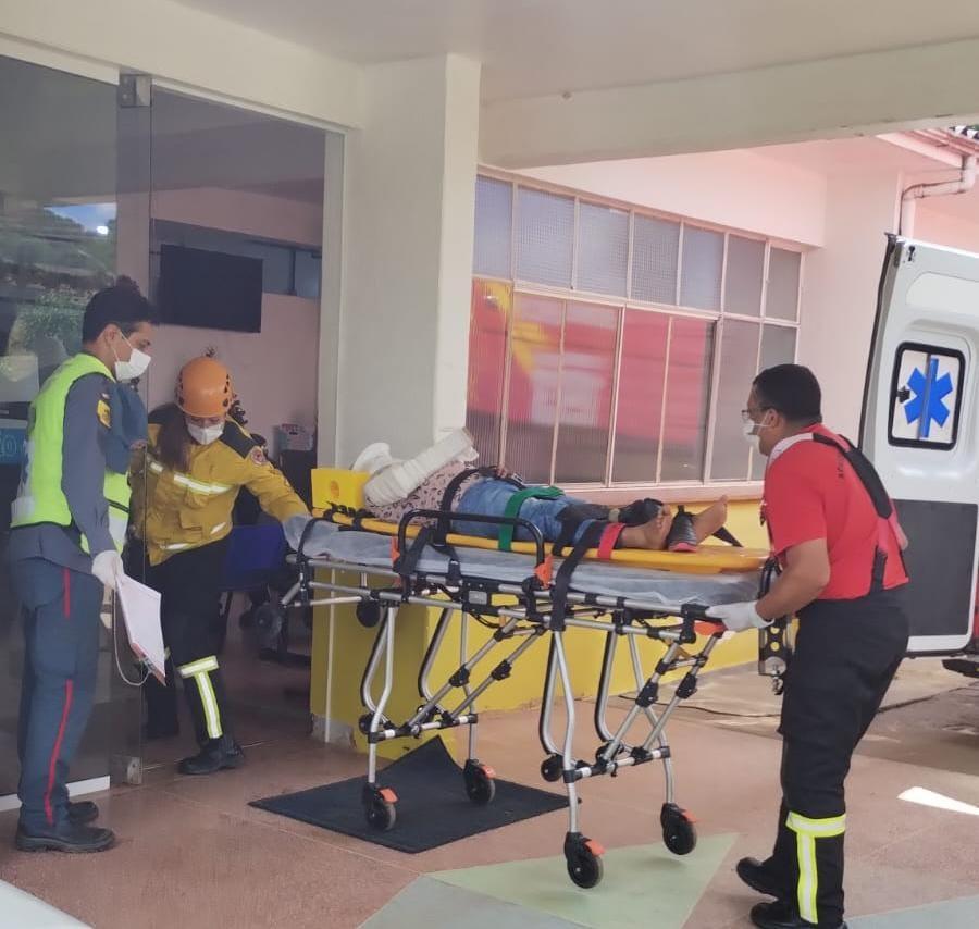 Capotamento de Corsa deixa família ferida no interior de Lebon Régis; mulher é transferida em estado delicado