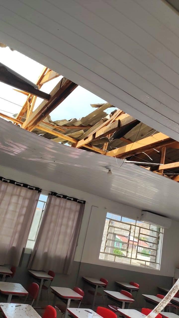 Temporal com ventos fortes destelha casas e mobiliza Defesa Civil em Timbó Grande