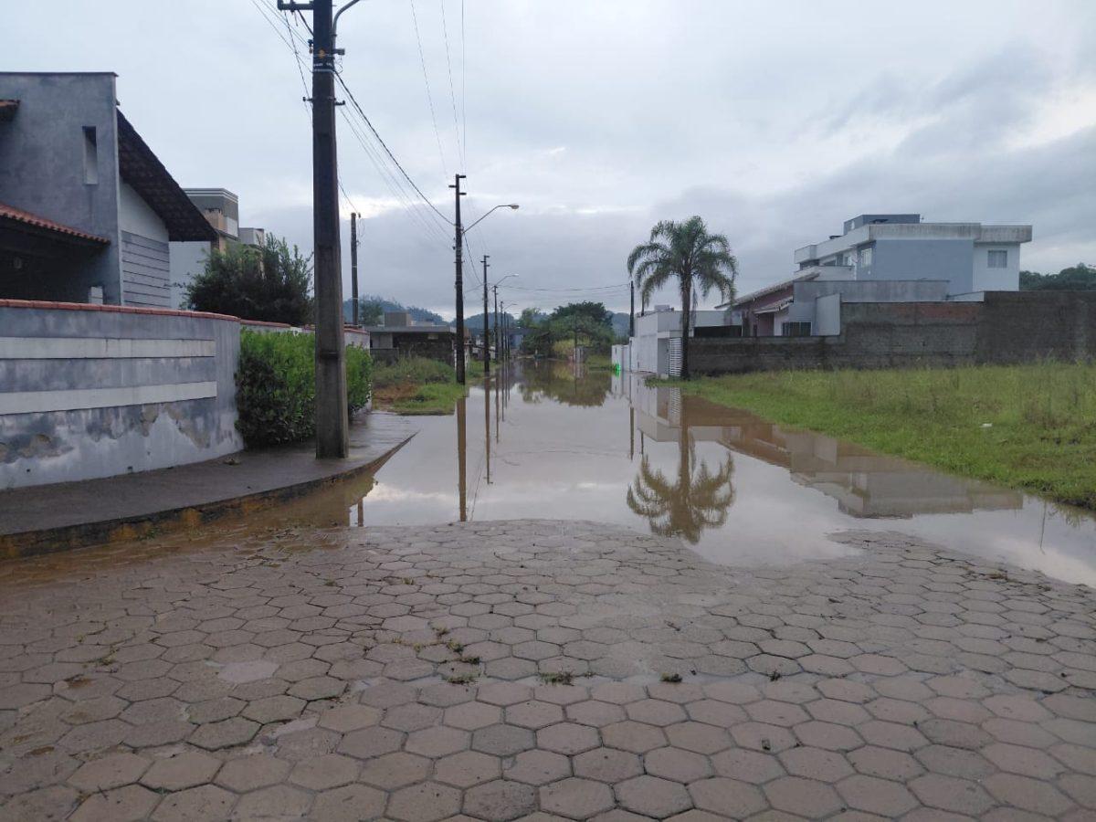Alerta laranja: Inmet prevê temporais com granizo e ventos de até 100 km/h em SC